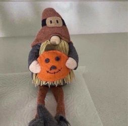 HALLOWEEN GNOME HOLDING A PUMPKIN