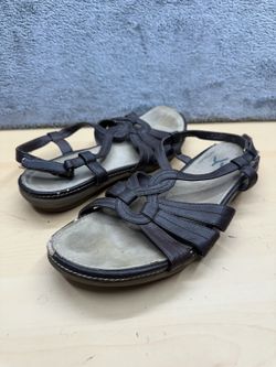 Yuu Black Strappy Flat Sandals