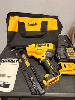 New Dewalt 20V Max XR 15 Gauge Finish Nailer Kit