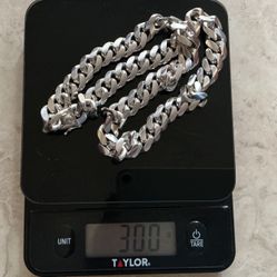 AMAZING SILVER CUBAN CHAIN 925 ITALY 8.8 MILLIMETER 300 GRAMS. 24 INCHES LONG NEW 