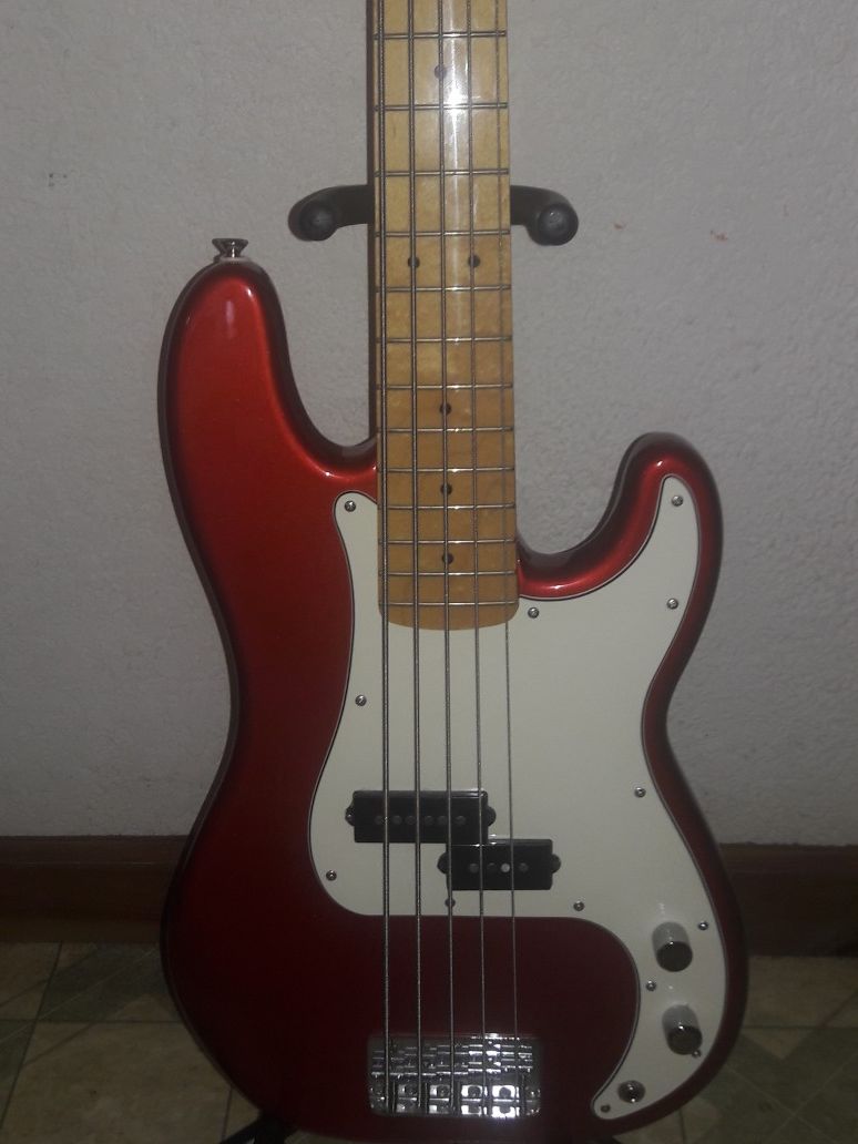 FENDER 5 STRING BASS