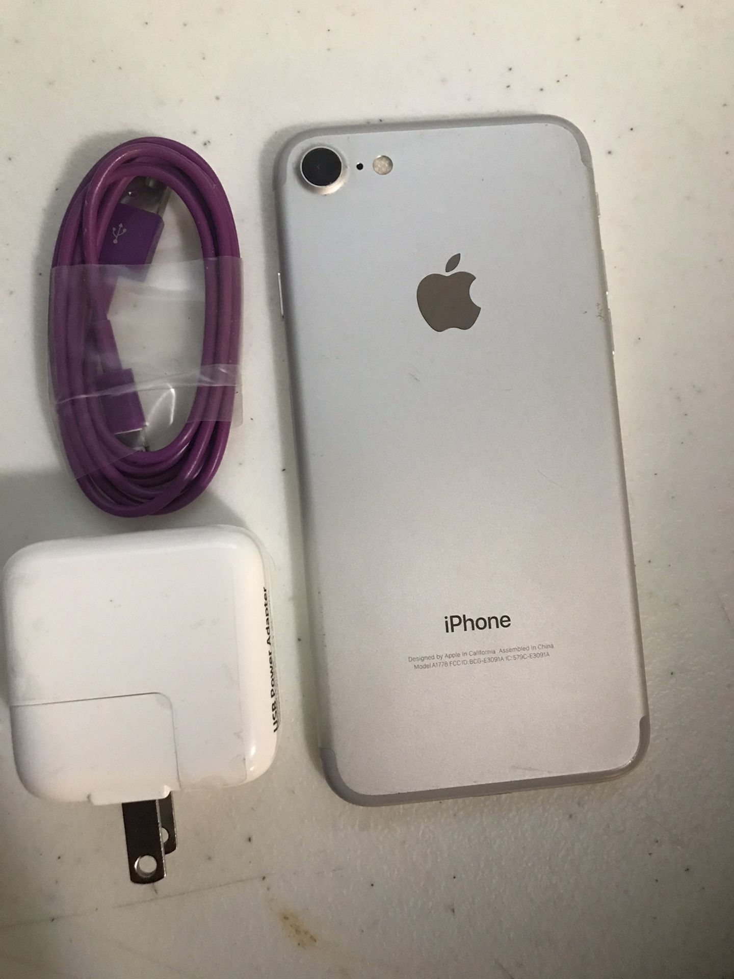 Apple iPhone 7 128f GB AT&T or cricket. Color silver.work very well. Included charger. Perfect condition.