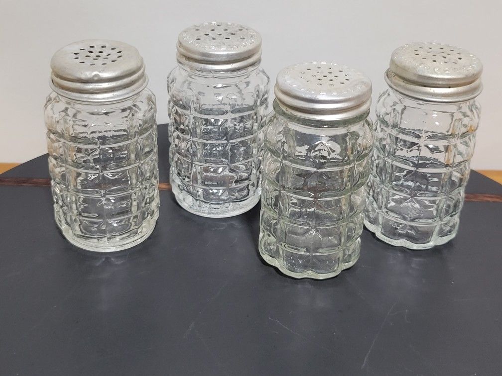 Vintage Salt and Pepper Shakers Clear Glass Aluminum Lid.
set of (4) great Condition See Pics.