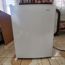 Sanyo Mini fridge Model SR-2570M 