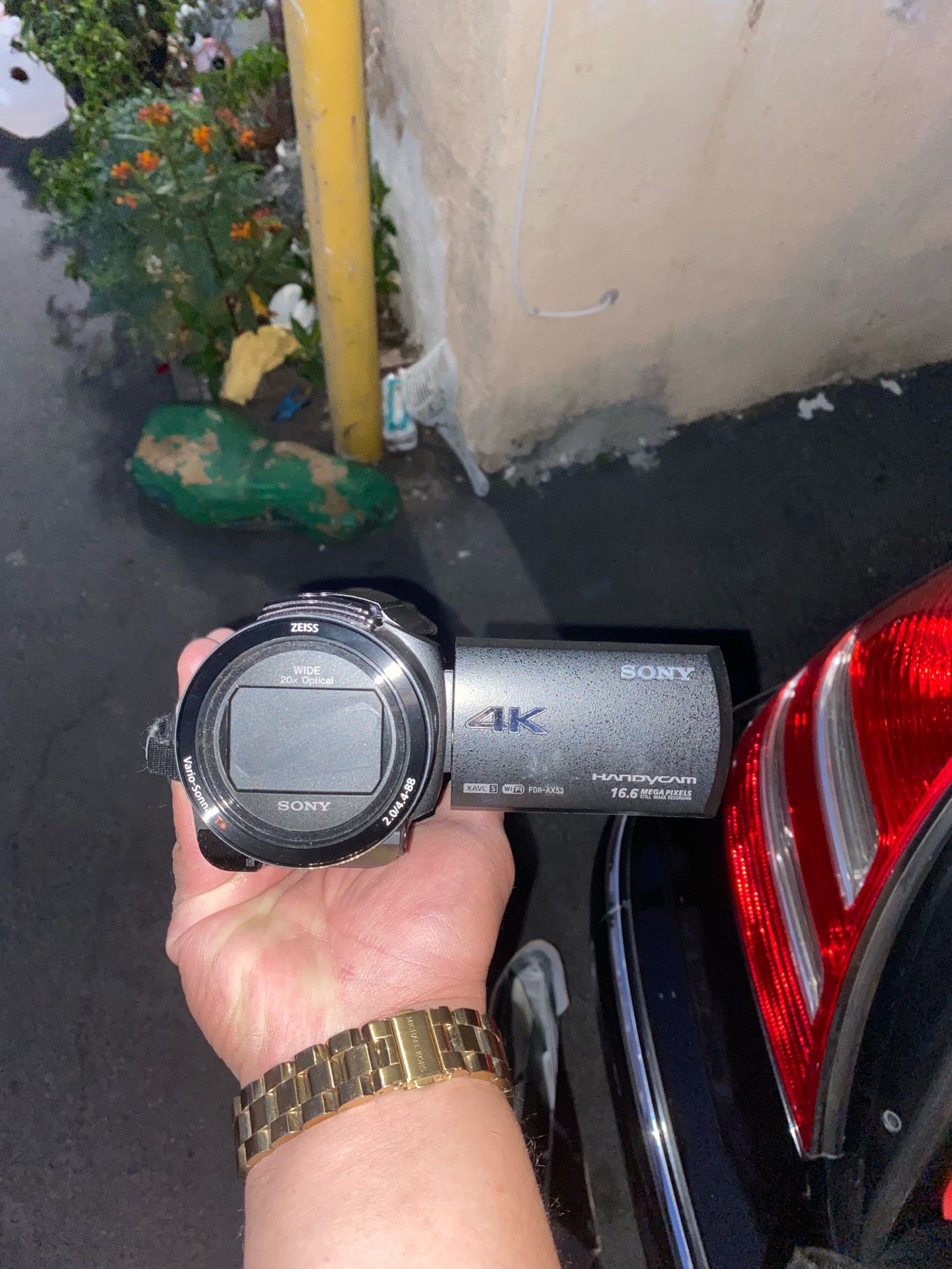Sony handy cam FDR-AX53 4K camcorder with 256GB SD 1chager