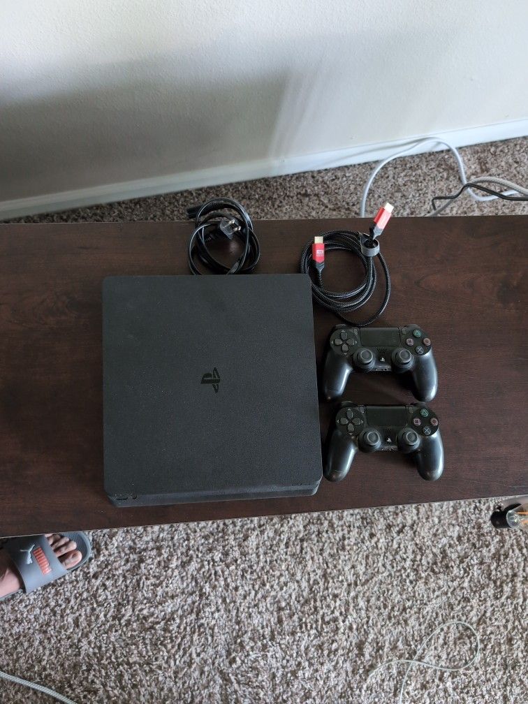 Sony PlayStation Ps4 With 2 Controllers