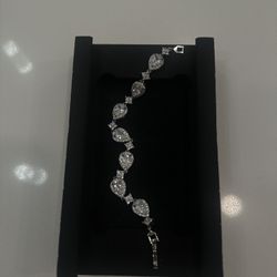 Sparkly Teardrop Bracelet – Moissanite Style, Silver Tone