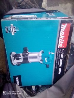 Makita 1-1/4 HP compact router RTO701C