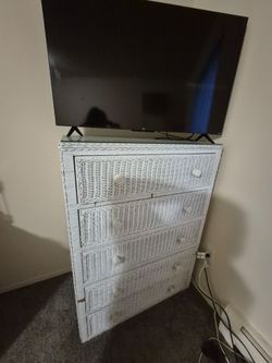 White Wicker 5 dresser drawer