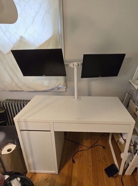 Desk Woth Monitors And Monitor Stand