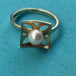 Vintage 14k yellow gold ring with a cultured pearl and an openwork clover design