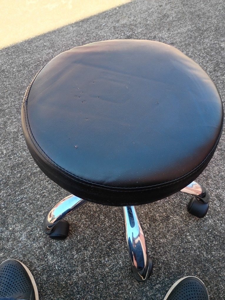 ROUND ROLLING STOOL WITH WHEELS  VINYL   ADJUSTABLE STOOL