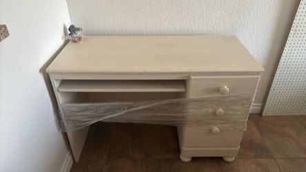 Classic Off-White Wood Desk with Pull-Out Tray