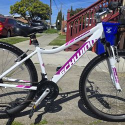 Schwinn Mountain Bike Medium Size 
Good Condition  Ready to Ride