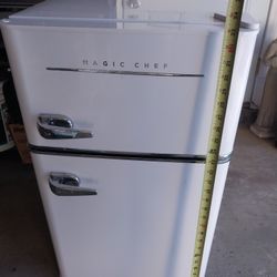 MAJIC CHEF MINI FRIDGE IN EXCELLENT CONDITION USED ONLY FEW MONTHS 