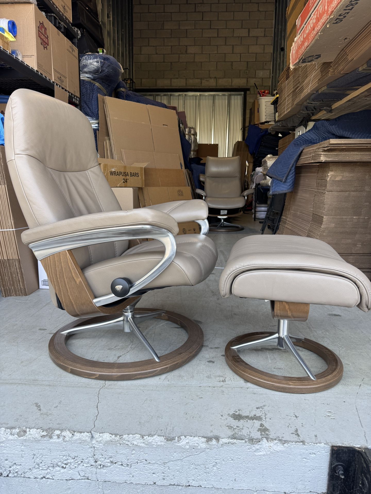 2 Recliner Chairs Ottoman