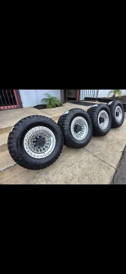 17" LOCK w- 33" Tires