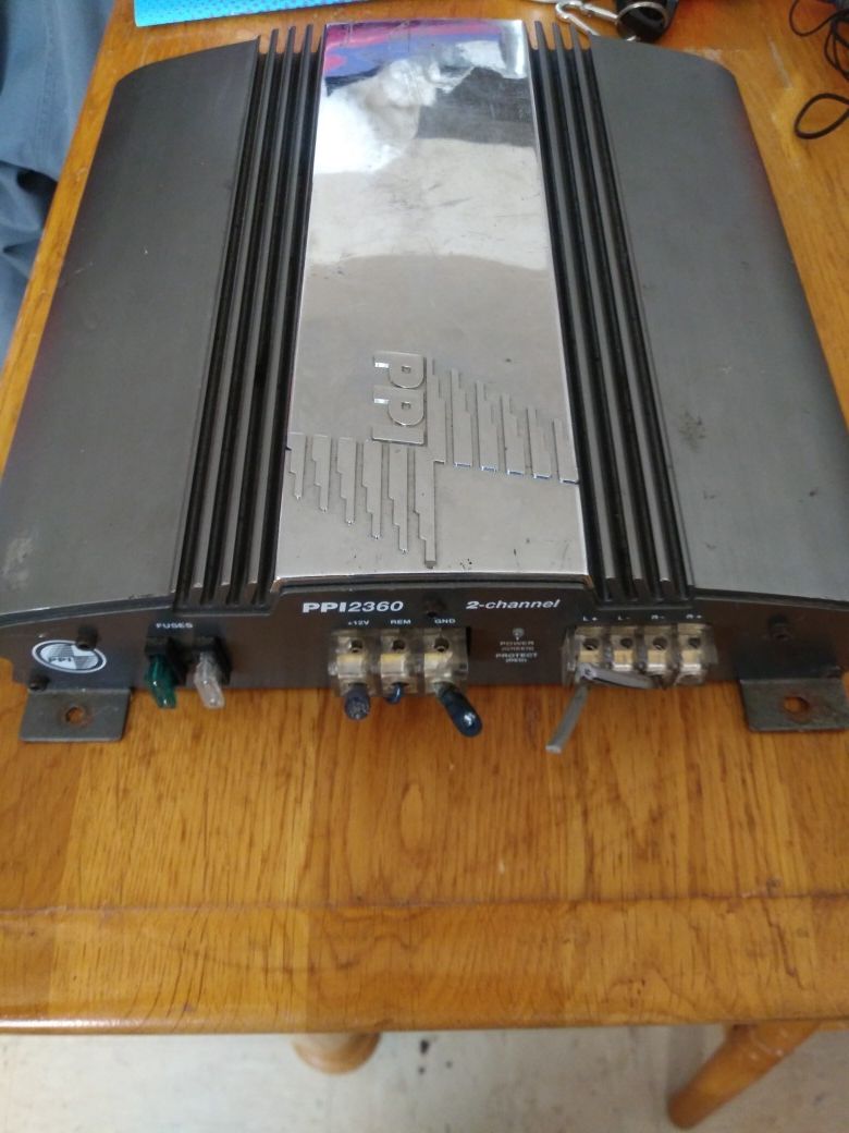 Ppi 2360 WATT 2 channel custom car stereo amp (old school one the good ones)