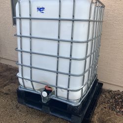 IBC Water Tote With Two Plastic Pallets