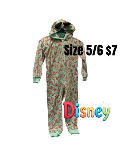 Disney Kids Holiday One-Piece Pajama Size 5/6 excellent condition 💖💖💖042426 M17