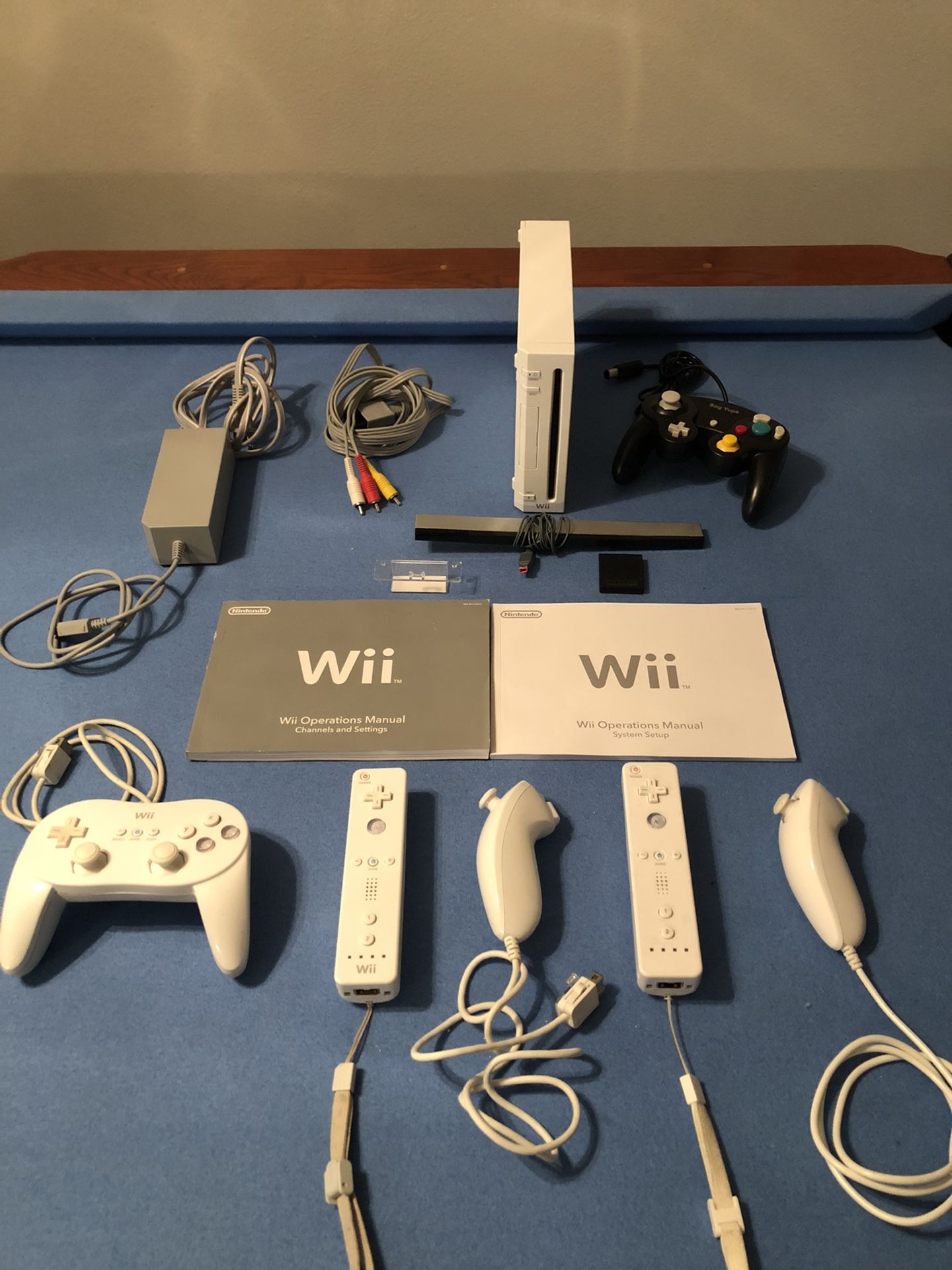 Modded Nintendo Wii with Over 6,000 Games Gameboy, NES, SNES, Sega Genesis, N64, and 26 Downloaded Wii Games, 30 GameCube Games