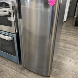 LG Mini Fridge Read Description 