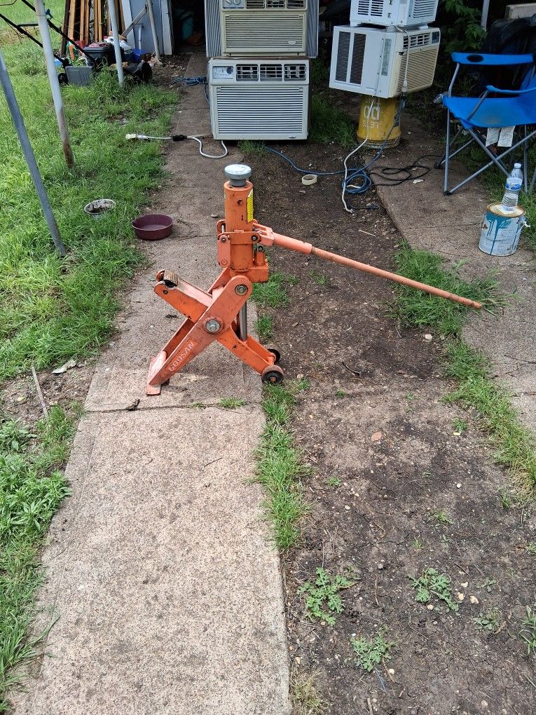 Hydraulic, forklift Jack. Seven hundred or best offer It will live 4 tons. It's a Doosan