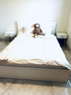 Queen bed with 3 pieces