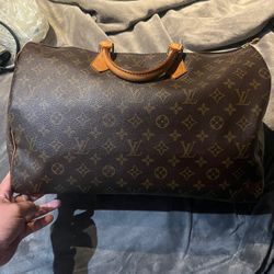 New arrival! Previously owned Louis Vuitton speedy 40 Some wear