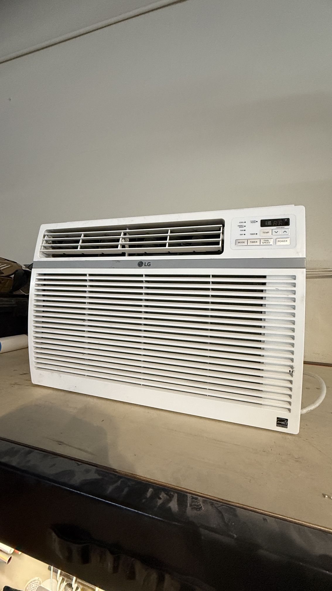 LG 12,000 BTU Window Air Conditioner - 550sqft Room – 115V – Excellent Condition!