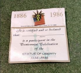 Statue of liberty 1986 Centennial celebration pin. (27)