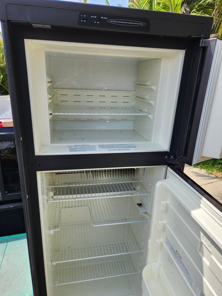 Dometic Rv Motorhome Refrigerator Not Working for Sale in Whittier, CA