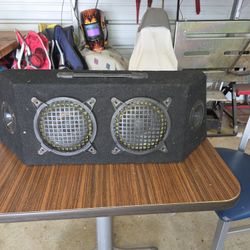 Roadmaster RTS3000T portable car stereo speaker box. 