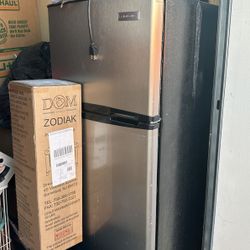 5 Ft. MINI FRIDGE WITH FREEZER 
