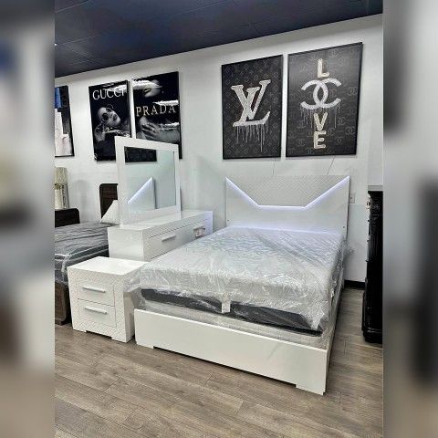 4PC King or Queen size LED Bedroom set