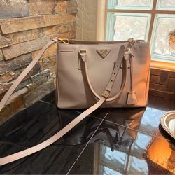 Prada Galleria handbag, Saffiano leather in a neutral pink shade, gold-tone hardware and a detachable shoulder strap. -