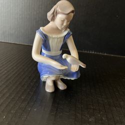 Vintage Bing & Grondahl Royal Copenhagen Girl Feeding Dove #2340 Figurine 