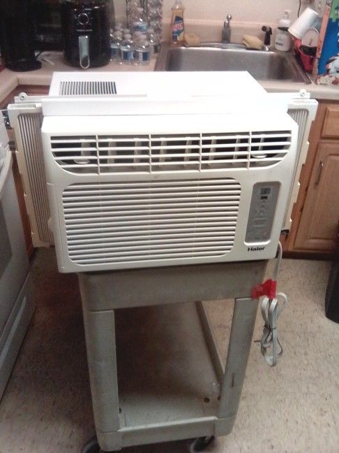 Air Conditioner 6000 BTU / Haier Brand Like New