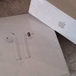 Apple Air Pods With Charging Case