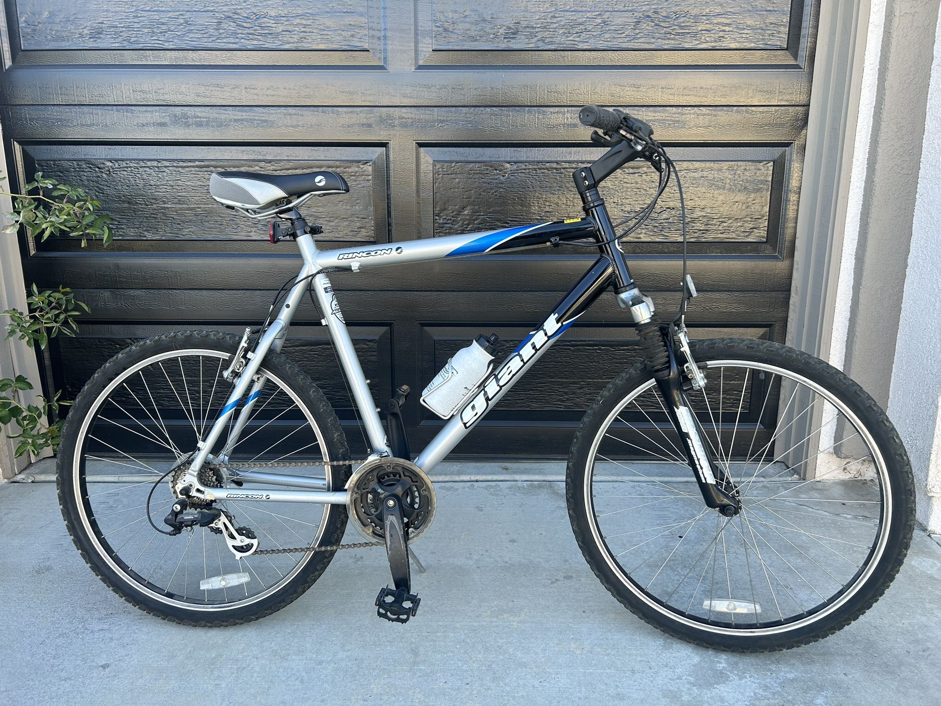 GIANT RINCON MOUNTAIN BIKE with Water Bottle Holder & Tool Set Attachment