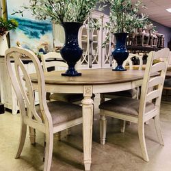 Realyn Chipped White Oval Dining Room Set (Dining table and Chairs