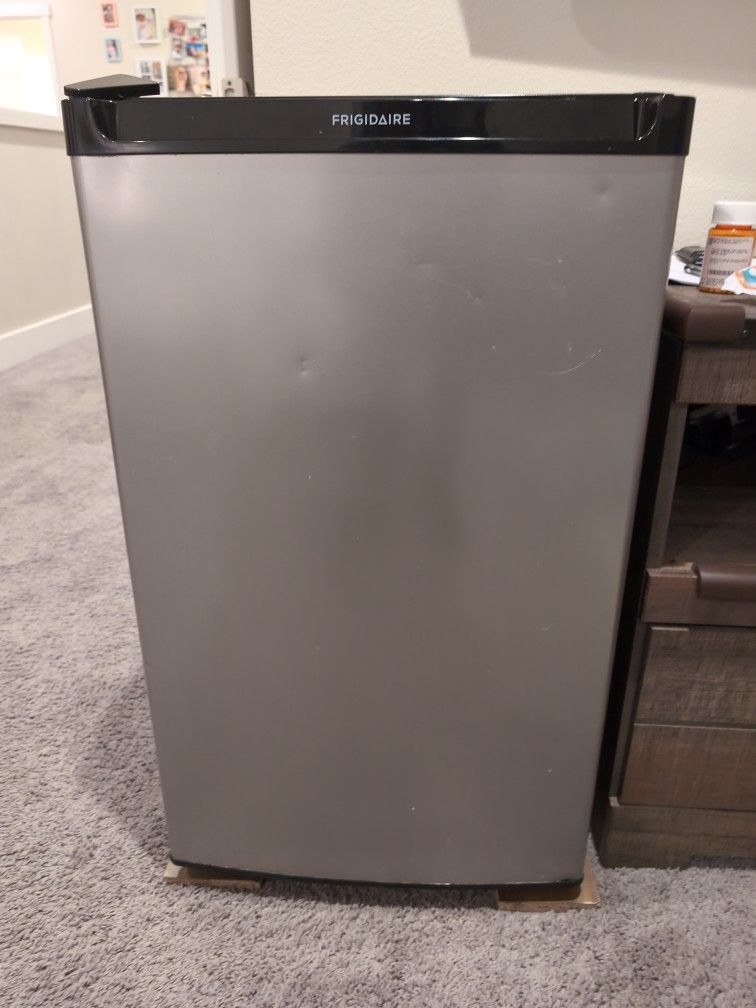 Frigidaire Mini Fridge 4.4 Cu