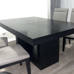 Kitchen Table (Comes With Table Extender) 