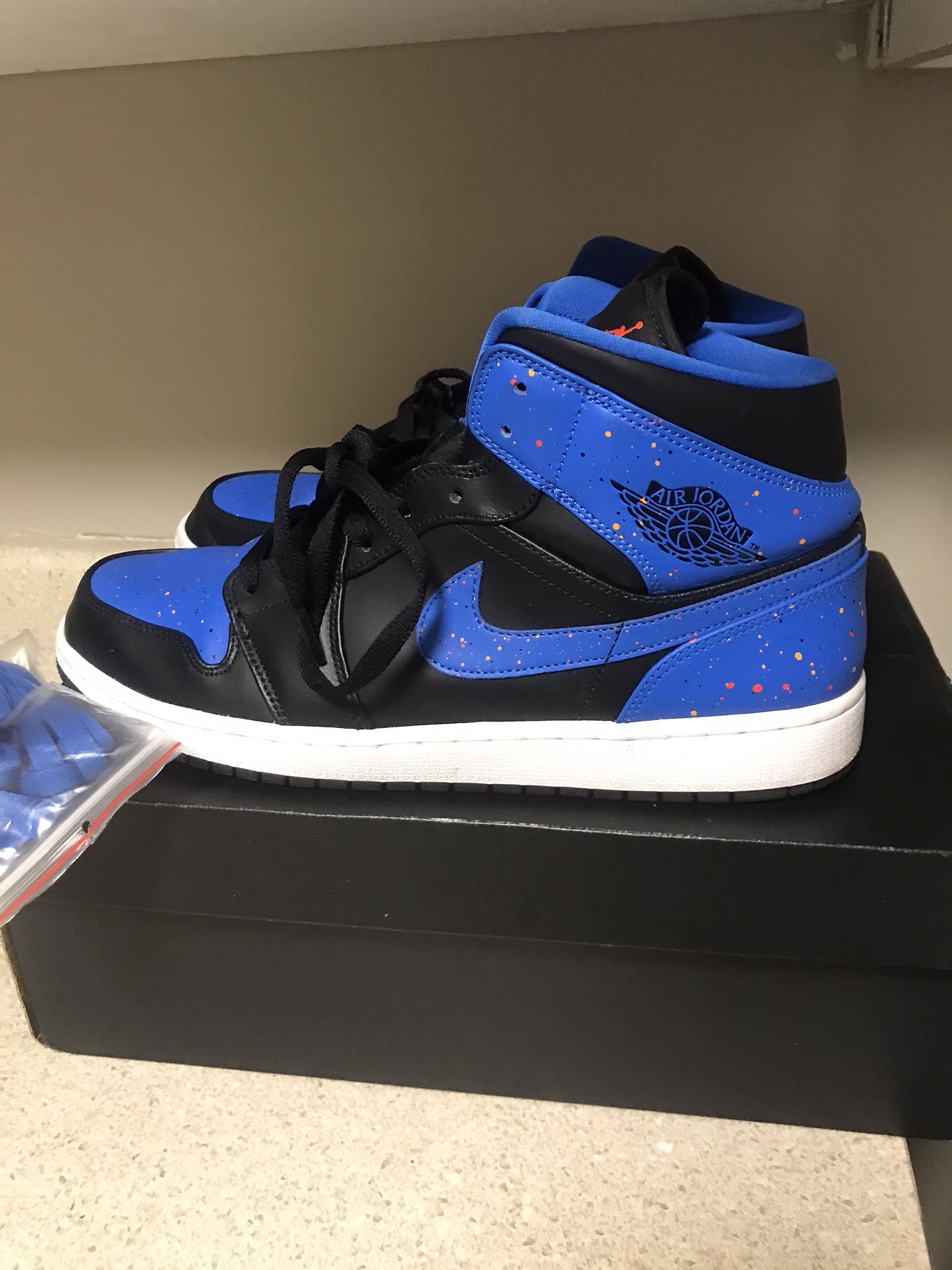 Men’s sz 12 Jordan 1 royal mid