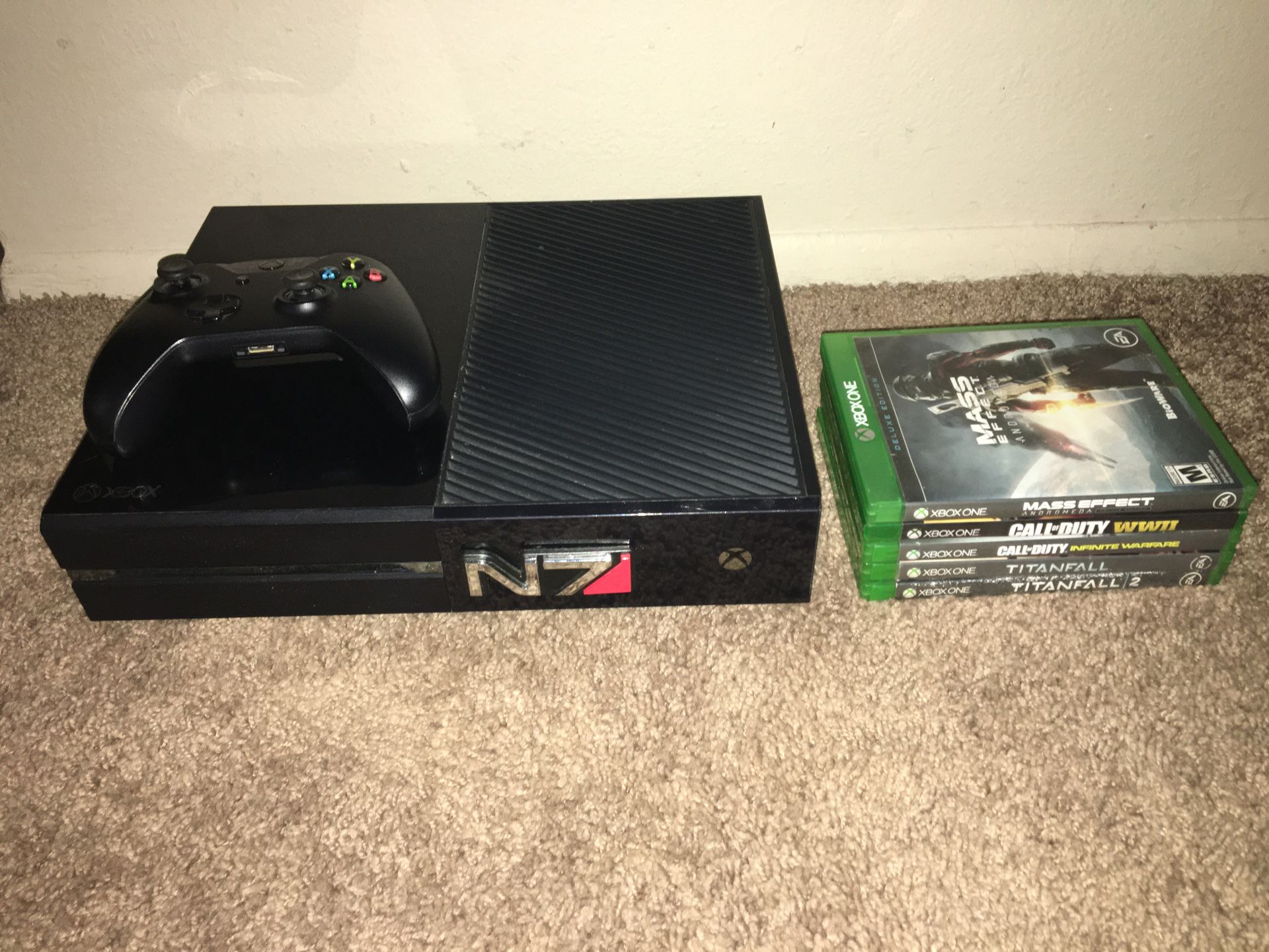 Xbox One with 5 games and 1 wireless control