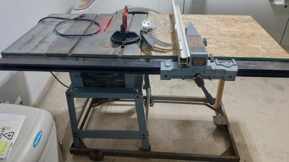 Delta 10" Contractor's Table Saw 34-441 with Unifence Saw Guide And Wheels