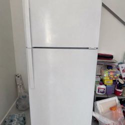 GE® 17.5 CU. FT. TOP-FREEZER REFRIGERATOR