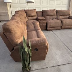 LAZYBOY SECTIONAL COUCH, DELIVERY AVAILABLE 