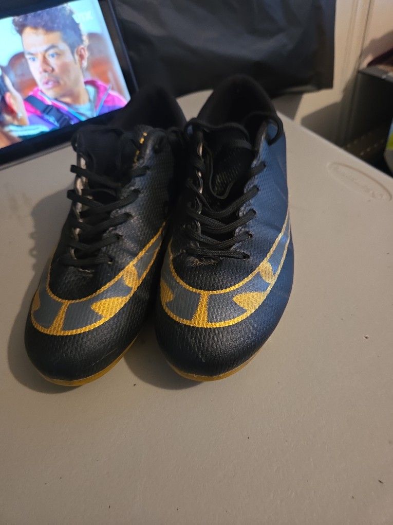 Soccer Shoes. Sz 7.5 