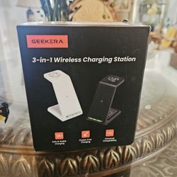 3 In 1 Wireless Charging Station 👀READ BELOW ⬇️IT'S AVAILABLE ✅️